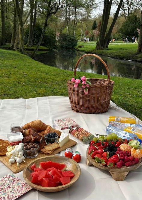 Snacks For Picnic, Aesthetic Picnic Pictures, Picnic Food Ideas Aesthetic, Romantic Picnic Food, Picnic Date Food, Summer Picnic Food, Ideas Picnic, Picnic Inspo, Picnic Dinner