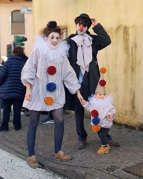 Family Clown Costume Ideas, Family Circus Costumes Diy, Clown Costume Family, Vintage Circus Costumes, Unique Clown Costume, Circus Costume Family, Vintage Clown Costume Diy, Diy Vintage Clown Costume, Clown Family Halloween Costumes