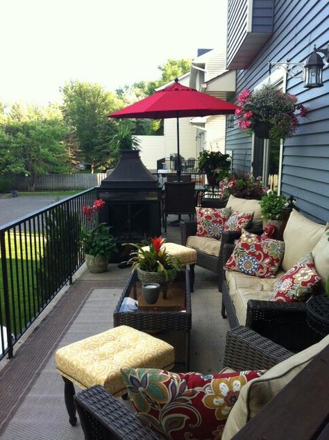 Summer Deck Decor, Outdoor Deck Decorating, Design Per Patio, Summer Deck, Back Deck Decorating, Small Deck Decorating Ideas, Summer Backyard, Small Backyard Gardens, Deck Decorating Ideas