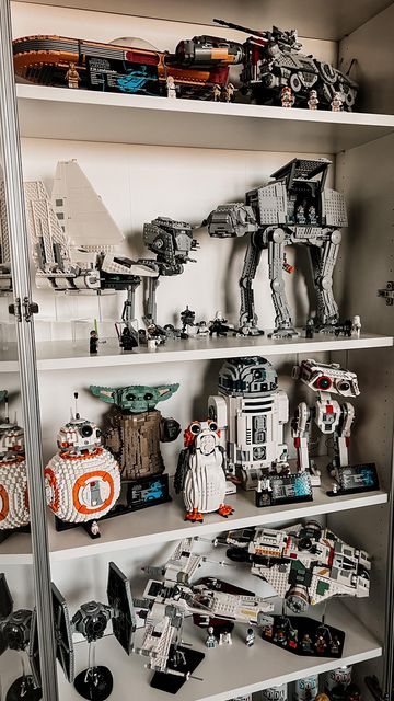 Star Wars Shelf, Lego Set Display, Lego Displays, Star Wars Boys Room, Lego Room Decor, Star Wars Room, Lego Display, Star Wars Love, Art Studio At Home