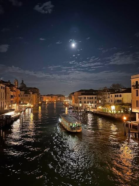 Almafi Coast Italy, Venice City, Profile Pics, Italy Travel, Night In, Aesthetic Art, Venice, Profile Picture, Italy