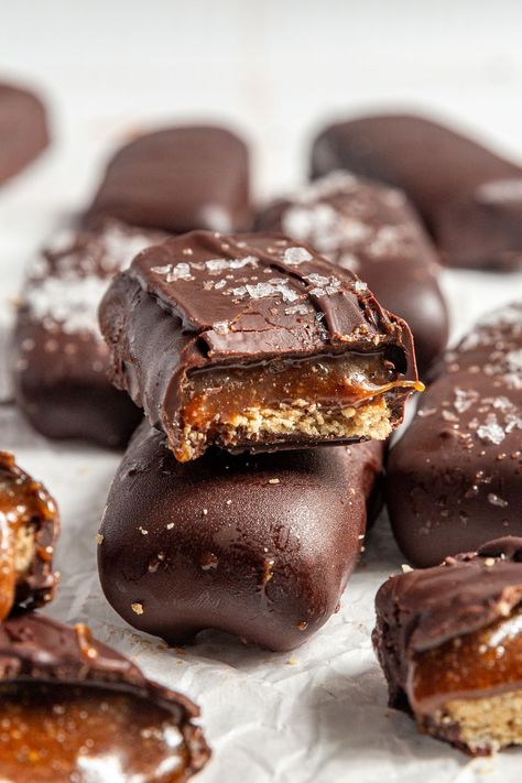 Vegan Twix Bars, Snickers Recipe, Mason Jar Food, Homemade Candy Bars, Healthy Peanut Butter Cups, Twix Bars, Twix Bar, Caramel Filling, Jar Food