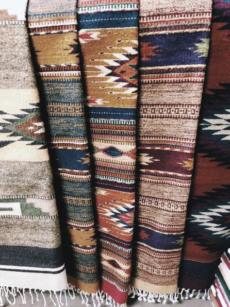 Designing Dhurrie Rug - L' Essenziale Casa Country, Southwest Decor, Design Room, Room Deco, Southwestern Decorating, Bohemian Living, Southwest Style, Western Decor, On The Floor