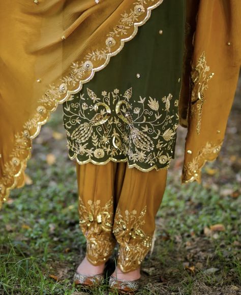 Suit Contrast Colour, Thread Work Embroidery Suits Punjabi, Suit Color Combinations Women, Mehndi Colour Suit Combination, Green Colour Suit Design, Contrast Colour Combination Suits, Punjabi Suit Colour Combination, Mehndi Colour Suit Design, Jago Outfit Punjabi