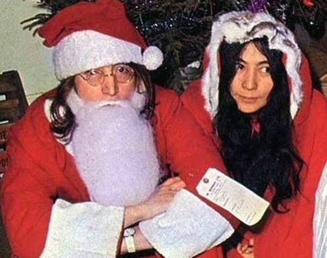 23rd December 1968. John and Yoko Ono playing Santa Claus at the Apple Xmas Party. Beatles Christmas, Celebrity Christmas, John And Yoko, John Lennon Yoko Ono, Apple Records, Apple Christmas, John Lennon And Yoko, John Lennon Beatles, Beatles Pictures