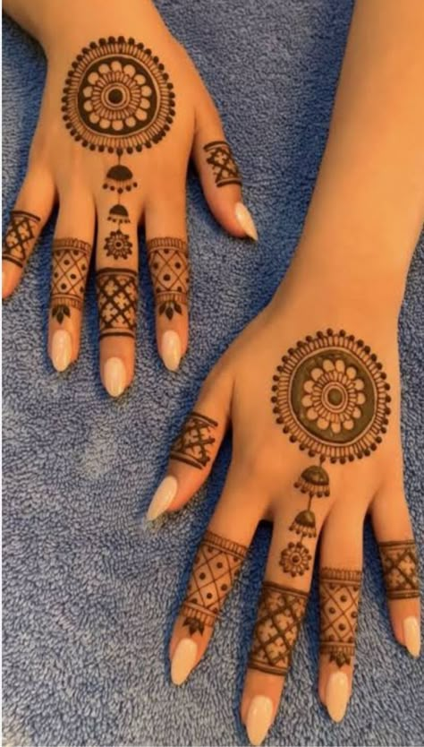 Mehendi Designs Palms Easy, Palm Aesthetic Mehendi, Mehandi Desine Simple, Palm Mahendi Designs, Aesthetic Mehndi Design For Palm, Indian Henna Designs Palm, Aesthetic Mehendi Design For Palm, Easy Mehendi Designs For Beginners Palm, Aesthetic Mehndi Designs Palm