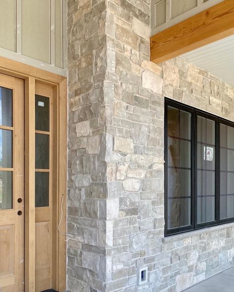 Outside House Paint, Stone Veneer Exterior, Ashlar Pattern, Real Stone Veneer, Palette Wall, White Exterior Houses, Natural Stone Veneer, House Siding, Front Entrance