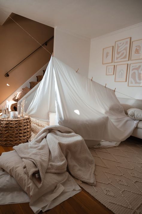 At home date ideas 003 (Blanket Fort) — I am Christina xo Fort Living Room, Diy Blanket Fort, Sleepover Fort, Bedroom Fort, Living Room Fort, Pidżama Party, Indoor Forts, Bed Fort, At Home Date Ideas