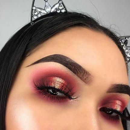 Red eye makeup looks are some of the prettiest makeup ideas! #eyemakeup Red Eyeshadow Makeup, Red Eye Makeup, Halloween Eye Makeup, Red Eyeshadow, Halloween Eyes, Smink Inspiration, Red Makeup, Red Eye, Trendy Makeup