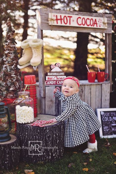 Outdoor Fall Picture Ideas, Winter Mini Session Ideas, Photography Ideas Winter, Diy Christmas Photoshoot, Cocoa Stand, Mini Session Ideas, Christmas Mini Shoot, Hot Cocoa Stand, Ideas For Photography