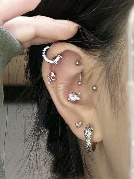 Ear Jewelry Ideas Silver, Ear Full Of Piercings, Lots Of Piercings, Piercing Stack, Ušný Piercing, Full Ear Piercings, Ear Stacks, Piercing Chart, Cool Ear Piercings