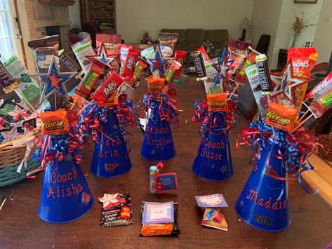 Cheer Megaphone Candy Bouquet, Megaphone Candy Bouquet Diy, Cheer Team Snacks, Megaphone Candy Bouquet, Megaphone Decorating Ideas, Cheerleading Snacks, Cheer Gifts Diy, Cheerleader Ideas, Cheer Swag