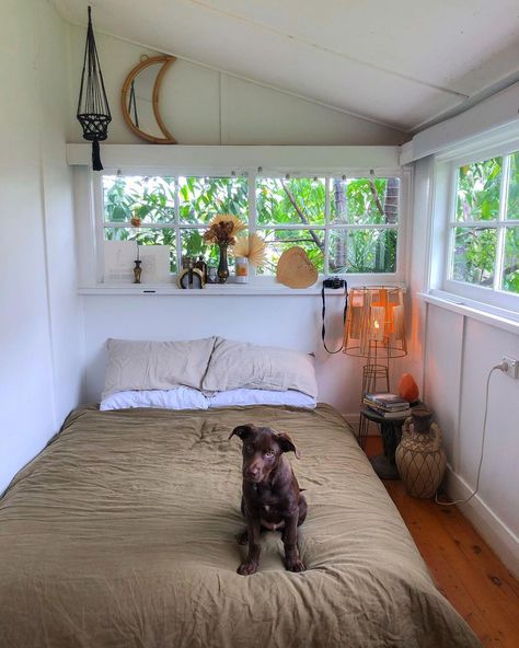 Beach House Small Bedroom, Bedroom By The Beach, Surf Shack Apartment, Homes In Australia, Sunroom Turned Bedroom, Beach Bungalow Bedroom, Hawaii Apartment Aesthetic, Small Beach Bedroom, Cozy Beach Bedroom