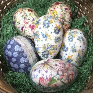 22 DIY Paper Mache Eggs for Easter | Ideas for DIY Elsa Crafts, Paper Mache Easter Eggs, Vintage Easter Crafts, Decoupage Eggs, Diy Paper Mache, Egg Boxes, Paper Mache Easter, Paper Mache Eggs, Making Paper Mache