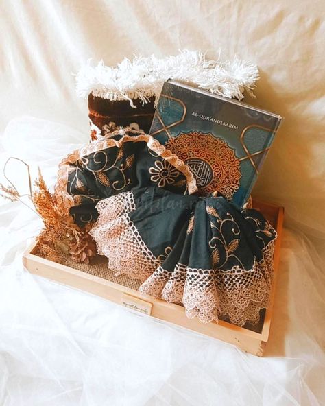 Seserahan Alat Sholat, Manifest Marriage, Hidden Hantaran, Box Hantaran, Hantaran Pernikahan, Sf Wedding, Wedding Gift Pack, Bridal Gift Wrapping Ideas, Wedding Box