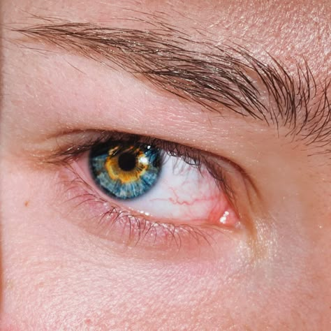 By @cospelizay on instagram Yellow Eyes Aesthetic Male, Ashryver Eyes, Rare Eye Colors, Phone Wallpapers Vintage, Rain Blue, Beautiful Eyes Color, Id Design, Eye Photography, Gray Eyes