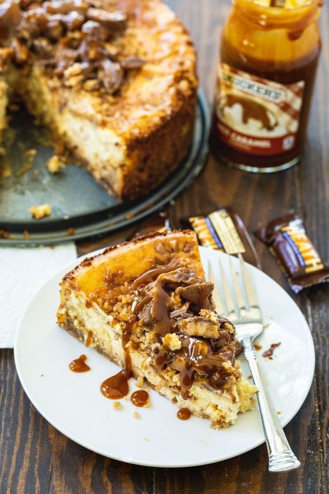 English Toffee Cheesecake topped with crushed Heath Bars and caramel sauce. Heath Bar Cheesecake Recipe, Heath Bar Cheesecake, Toffee Cheesecake Recipes, Cheesecake Coffee Cake, Chocolate Raspberry Mousse, Toffee Cheesecake, Chocolate Raspberry Mousse Cake, Delicious Cheesecake Recipes, Heath Bar