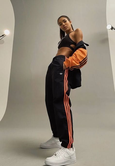 Sport Outfits Photoshoot, Athleisure Model Poses, Track Suit Photoshoot Ideas, Sporty Photoshoot Ideas Models, Poses For Athletic Wear, Athletic Photoshoot Ideas, Photoshoot Sport Ideas, Sporty Poses Photography, Athletic Studio Photoshoot