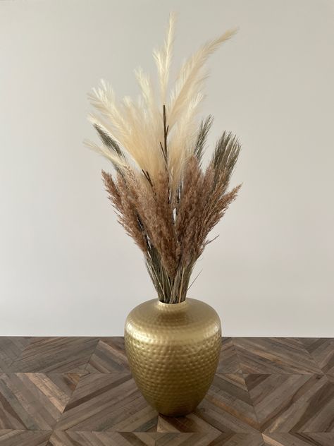 Luxury pampas feathers dried bouquet in gold vase. This vase is the ultimate statement piece for your interior. Very luxe, chic and Eric Kuster (Metropolitan luxury) looking. Read the blog to find out where to find this hotel chic vase Vases With Flowers, Beautiful Vases, Hotel Chic, Gold Vase, Small Glass Vases, Silk Bouquet, Dried Bouquet, Gold Vases, Small Bouquet