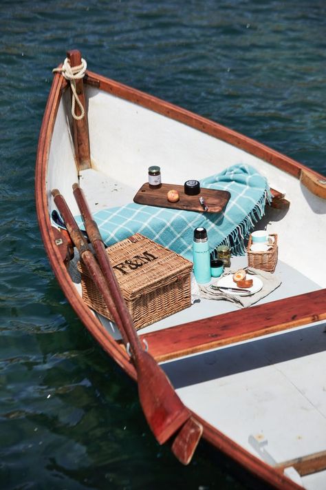 Row Boat Picnic, Picnic On Boat, Rowboat Picnic, Car Boot Picnic, Picnic On A Boat, Boat Picnic, British Picnic, Mountain Picnic, Picnic Boat