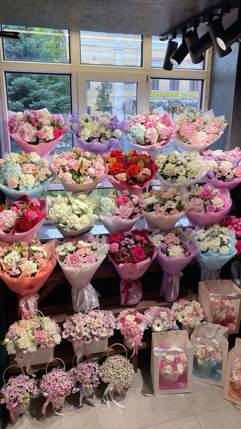 Flower Arrangements Business, Store Flower Display, Floral Department Grocery Store, Cute Florist Shop, Beautiful Flower Shop, Florist Vision Board, Flower Market Set Up, Floralist Aesthetic, Selling Flower Bouquets