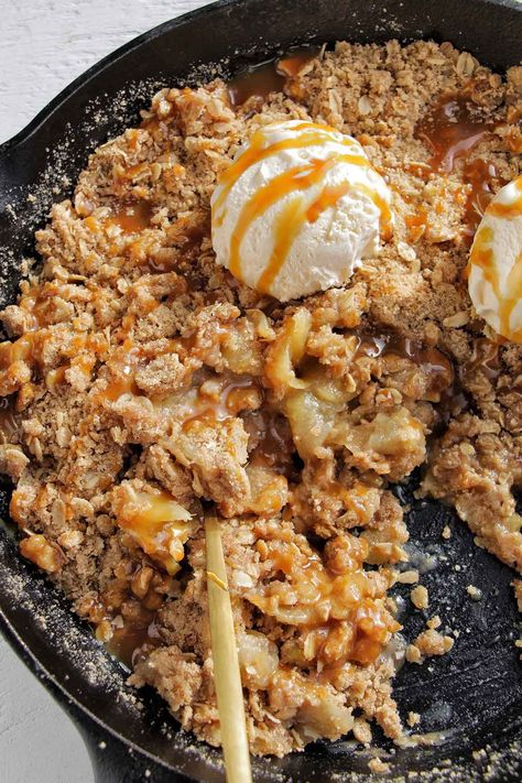 Skillet Apple Crisp Pioneer Woman, Skillet Apple Crumble, Apple Crisp Over Campfire, Apple Crisp In A Cast Iron Skillet, Apple Crisp Recipe Cast Iron Skillet, Skillet Cobbler Recipes, Apple Crisp Skillet, Campfire Apple Crumble, Cast Iron Skillet Apple Cobbler