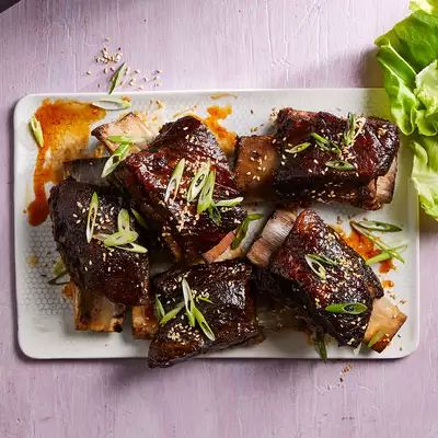 sweet-spicy-soy-braised-shortribs-2000 Braised Ribs, Cheesy Pasta Recipes, Slow Cooker Dinners, Eating Well Recipes, Crock Pot Dinners, Sunday Dinner Recipes, Sunday Dinners, Braised Short Ribs, Slow Cooker Dinner