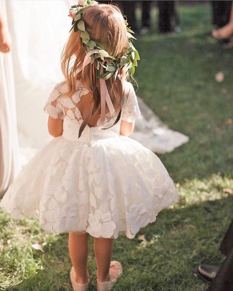 Flower Girl Dresses To Create A Magic Look | Wedding Forward Country Style Dresses, Flower Girl Gown, Boho Flower Girl, Boho Beach Wedding, Gown Inspiration, Flower Girl Dress Lace, Flower Girl Dresses Tulle, Gowns For Girls, Lace Flowers