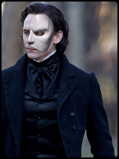 I couldn't help myself. He's just oozing Phantom in this costume. Tom Hiddleston Crimson Peak, Little Dorrit, Thomas Sharpe, Newest Horror Movies, Crimson Peak, Thomas William Hiddleston, Movies And Series, Loki Marvel, Loki Laufeyson