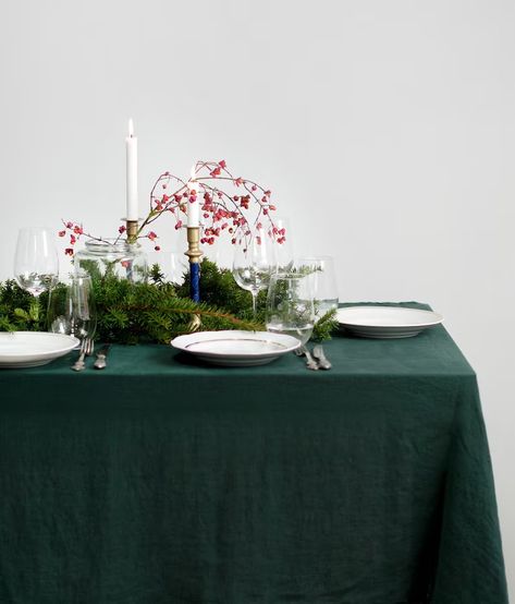 Green Velvet Christmas Table, Green Tablecloth Christmas Decor, Green Table Settings Christmas, Green Linen Tablecloth, Green Table Cloth Christmas, Dark Green Table Setting, Christmas Garland Table, Green Christmas Table, Green Table Cloth