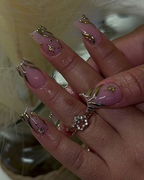 Litzy Acevedo Cedillo | Gold Chrome Has A Choke Hold On Me ✨😩 - @elegancenailsupply - Passion - Ultra Gloss Topcoat ✧˚ · .Code: LITZY ✧˚ · . - @nailedbycleo -… | Instagram Gold Chrome Nails, Hoco Nails, Chrome Nails Designs, Gold Nail Designs, Square Nail Designs, Colored Acrylic Nails, Gold Nail, Girly Acrylic Nails, Cute Acrylic Nail Designs