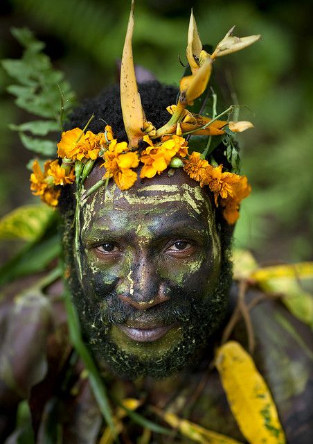 Kavieng detective, judge and policeman! (Local and Traditional witch doctor) Eric Lafforgue, We Are The World, Foto Art, New Guinea, Palawan, Many Faces, People Of The World, World Cultures, Interesting Faces