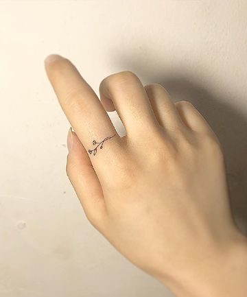 심플한 그림, Small Finger Tattoos, Tato Henna, Finger Tats, Shape Tattoo, Muster Tattoos, Inspiration Tattoos, Cat Tattoos, Tiny Tattoo