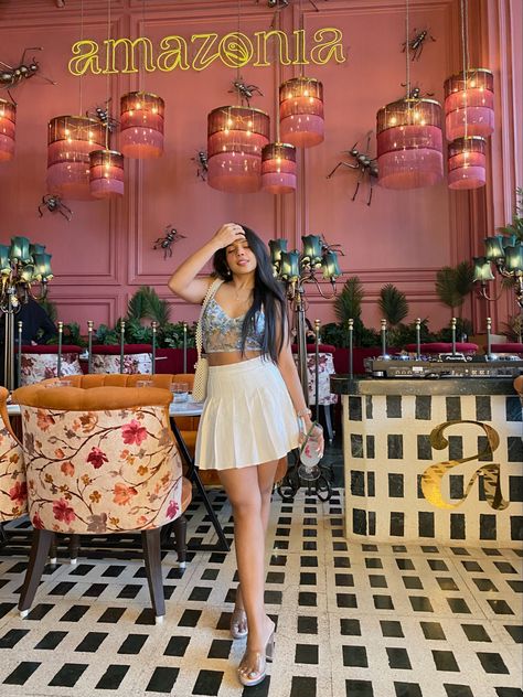 The fairy moment maxxx!! The blue floral corset top paired with a white pleated skirt. Completing the dreamy look with a pearl bag. And cinderalla high heels 🤍✨ Blue Floral Corset Top, Floral Corset Top, Soft Girl Era, White Pleated Skirt, Floral Corset, Pearl Bag, The Fairy, Soft Girl, Corset Top