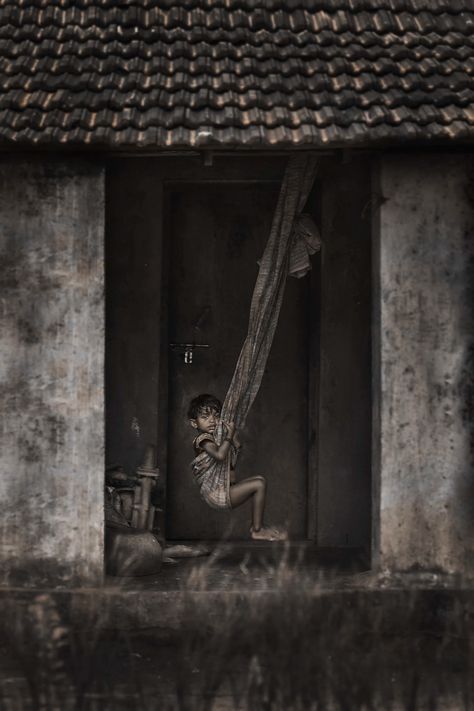 Longing for lullaby | HD photo by Aditya Siva (@msaditya9) on Unsplash Fire Editing, Poverty Photography, Traveling Nature, Photography Motivation, Indian Pictures, Focus Photography, Fabric Pictures, Indian Dance, Poor Children