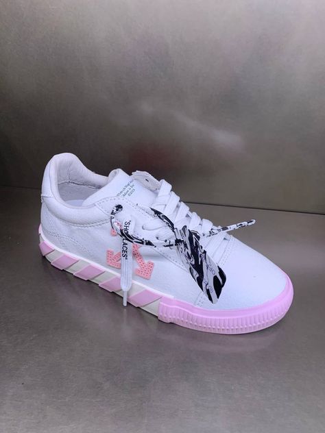 Pink Offwhite Shoes Outfit, Off White Shoes Outfits For Black Women, Off White Shoes Women, Off White Shoes Outfit, Off White Outfits, Off White Outfit, Off White Sneakers, Pretty Sneakers, Looks Jeans