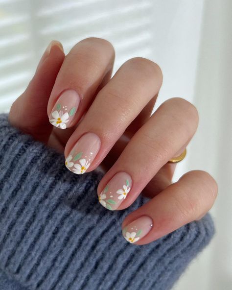 Squoval Nails, Floral Nail Designs, Modern Nails, Daisy Nails, Floral Nail Art, Cute Gel Nails, Round Nails, Short Nail Designs, Bridal Nails