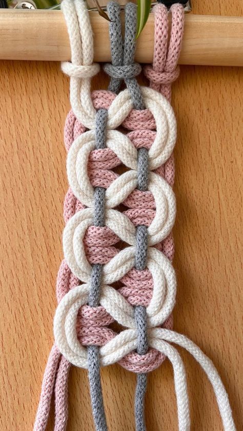 Macrame Projects Tutorials, 2 Color Macrame, Simpul Makrame, Macrame Plant Hanger Tutorial, Macrame Plant Hanger Patterns, Macrame Knots Tutorial, Macrame Knots Pattern, String Crafts, Knots Diy