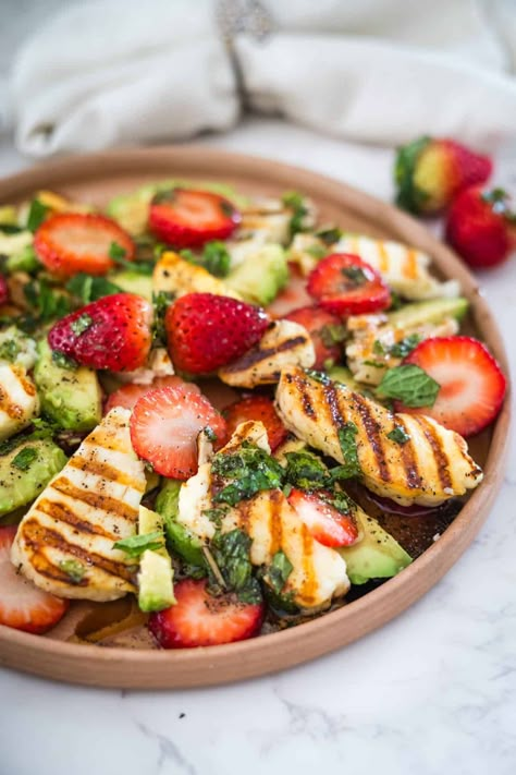 Strawberry Halloumi Salad - Divalicious Recipes Halloumi Chicken Salad, Haloumi Salad Ideas, Halloumi Recipes, Easy Salads To Make, Chicken And Halloumi, Haloumi Recipes, Warm Salad Recipes, Keto Salads, Halloumi Salad