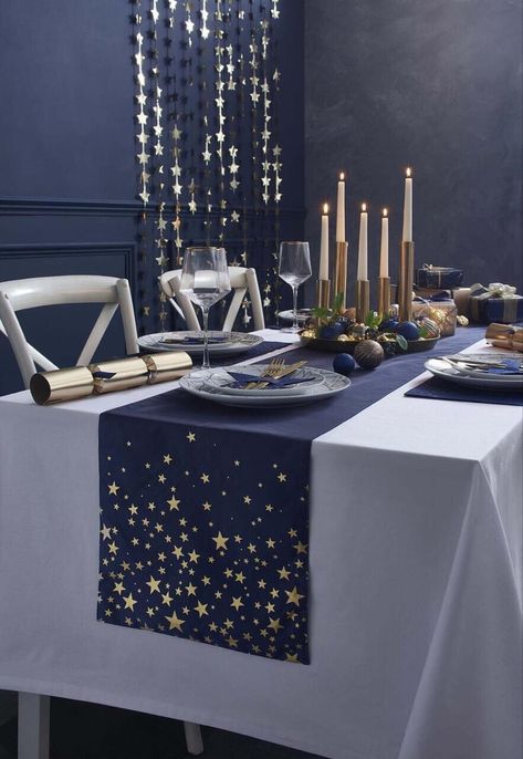 Christmas Decorations Dinner Table, Star Table Runner, Kings Table, Xmas Table Decorations, New Years Dinner, Dining Room Design Modern, Navy Christmas, Blue Christmas Decor, Christmas Dining Table