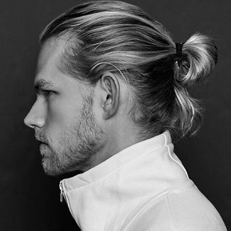 The man ponytail was a natural result of men growing longer hair and needing new hairstyles. Beyond the obvious fact that many women love men with ponytails, ponytail hairstyles offer a simple and quick alternative to blow drying and styling long hair. Although the man ponytail is similar in style to the man bun or … Growing Long Hair Men, Ponytail Hairstyles For Men, Mens Ponytail Hairstyles, Man Ponytail, New Long Hairstyles, Hairstyle App, Man Bun Hairstyles, Short Ponytail, Long Hair Ponytail