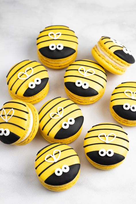 Honey And Butter Macarons, Macarons Fillings Recipe, Bee Macarons, Honey Macarons, Macaron Art, Easy Royal Icing, Honey Buttercream, Easy Royal Icing Recipe, Bee Food