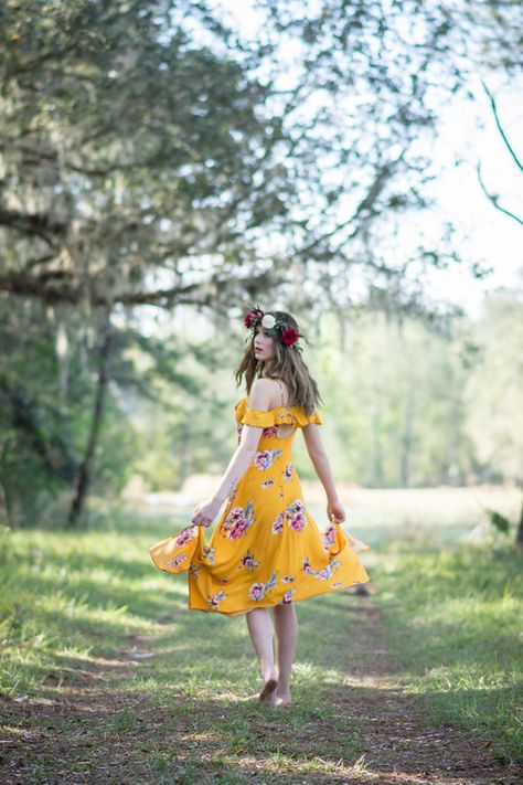 Poses On Dress, Floral Dress Photoshoot Ideas, Outdoor Dress Photoshoot, Summer Dress Photoshoot Ideas, Model Photoshoot Outdoor, Photoshoot Ideas Dress, Floral Dress Photoshoot, Summer Dress Photoshoot, Poses In Dress