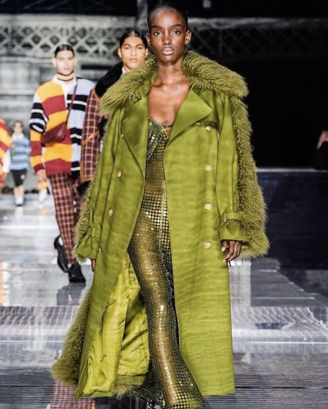 Monochromatic Fashion, Runway Fashion Couture, Fashion Couture, Fashion Show Collection, Fashion Runway, Vogue Paris, Runway Looks, Green Fashion, Fashion Killa