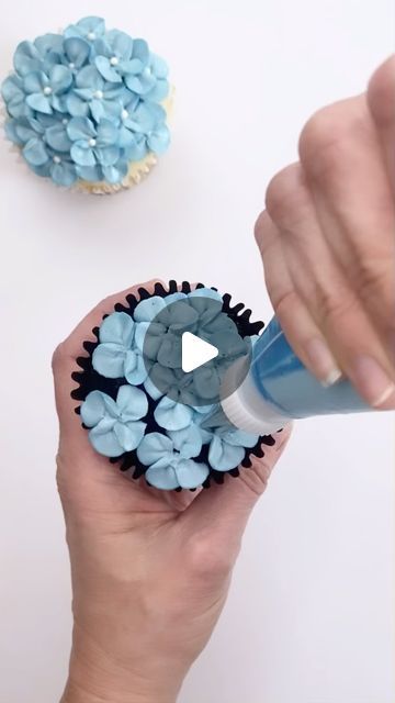 Cupcakes With Flower Decoration, Blue Cupcake Decorations, Blueberry Muffin Cupcakes, Blue Bridal Shower Cupcakes, Floral Cupcake Ideas Easy, Royal Icing Cupcakes, Pretty Flower Cupcakes, Cupcake Flower Decoration, Frosting Flowers On Cupcakes