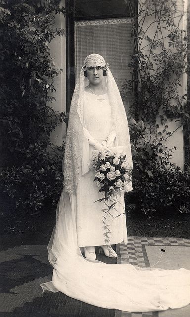 Spanish bride in a white dress by madrid spain Vintage Spanish Wedding, Spanish Weddings, Spanish Wedding Dress, Spanish Bride, Vintage Bridal Fashion, 1920s Wedding, Spanish Wedding, Vintage Brides, Vintage Wedding Photos