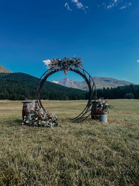 Bale Feeder Wedding Arch, Cow Pasture Wedding, Pasture Wedding Ceremony, Hay Ring Wedding Arch, Outdoor Western Wedding, Western Outdoor Wedding, Bridgeton Wedding, Outdoor Farm Wedding, Farm Wedding Ceremony