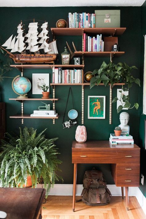 Green Office Walls, Green Room Decor, Green Office, Interior Vintage, Green Walls, Relaxation Room, Green Room, Green Rooms, Eclectic Home