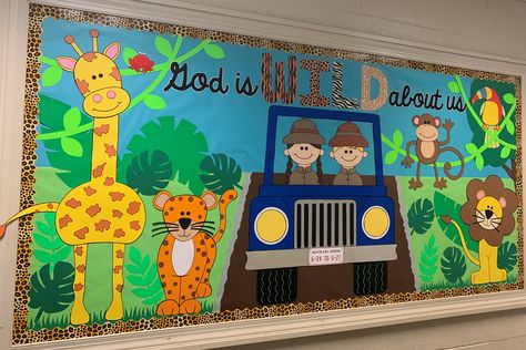 Animal Theme Board Decoration, Jungle Bulletin Board Ideas Preschool, Safari Display Board, Safari Themed Bulletin Board Ideas, Jungle Bulletin Boards Preschool, Zoo Bulletin Board Ideas, Zoo Decorations Classroom, Zoo Bulletin Board Ideas Preschool, Jungle Bulletin Board Ideas