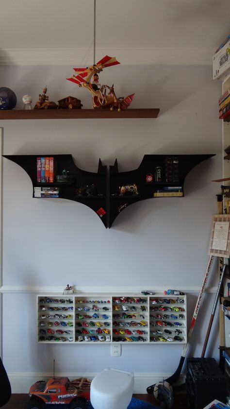 Batman Bookshelf, Batman Shelf, Batman Room Decor, Children Bedroom Furniture, Dark Batman, Kids Bedroom Decor Ideas, Batman Bedroom, Batman Room, Hot Wheels Room